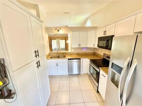 2277 Abbey Ln in Palm Harbor, FL - Building Photo - Building Photo