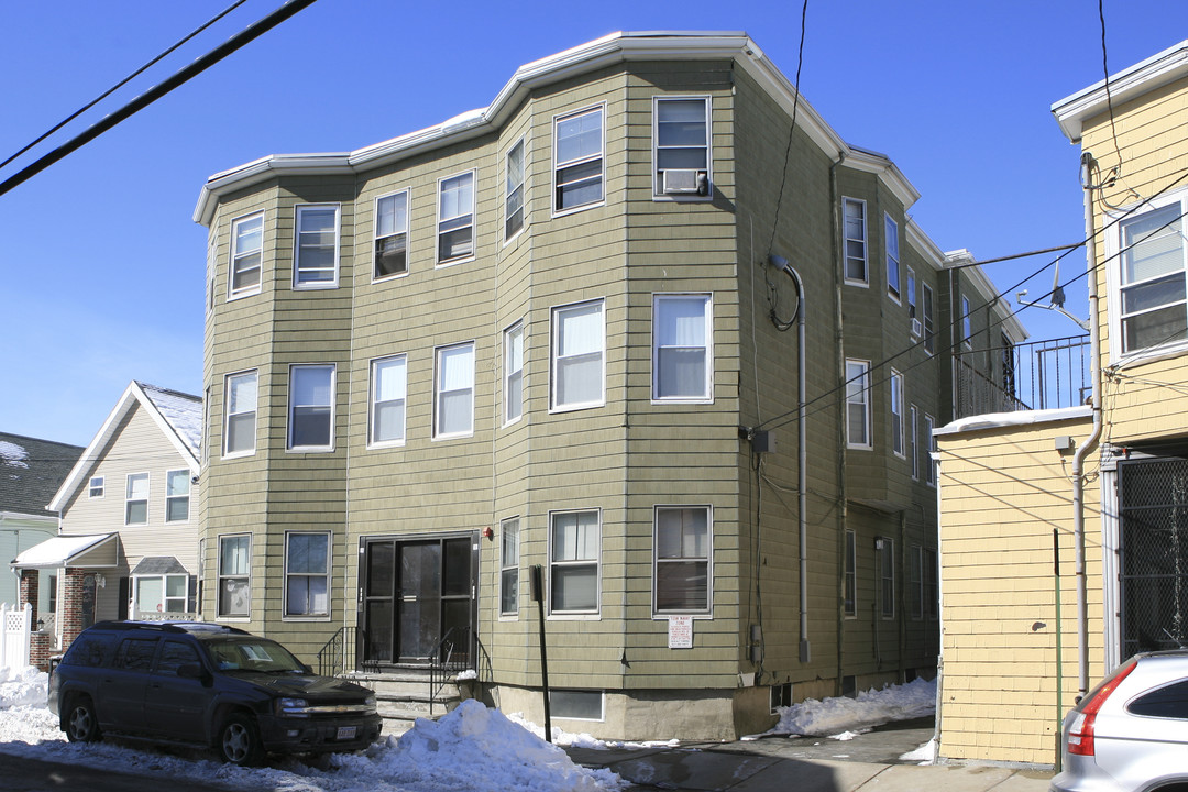 90 Bow St in Everett, MA - Building Photo