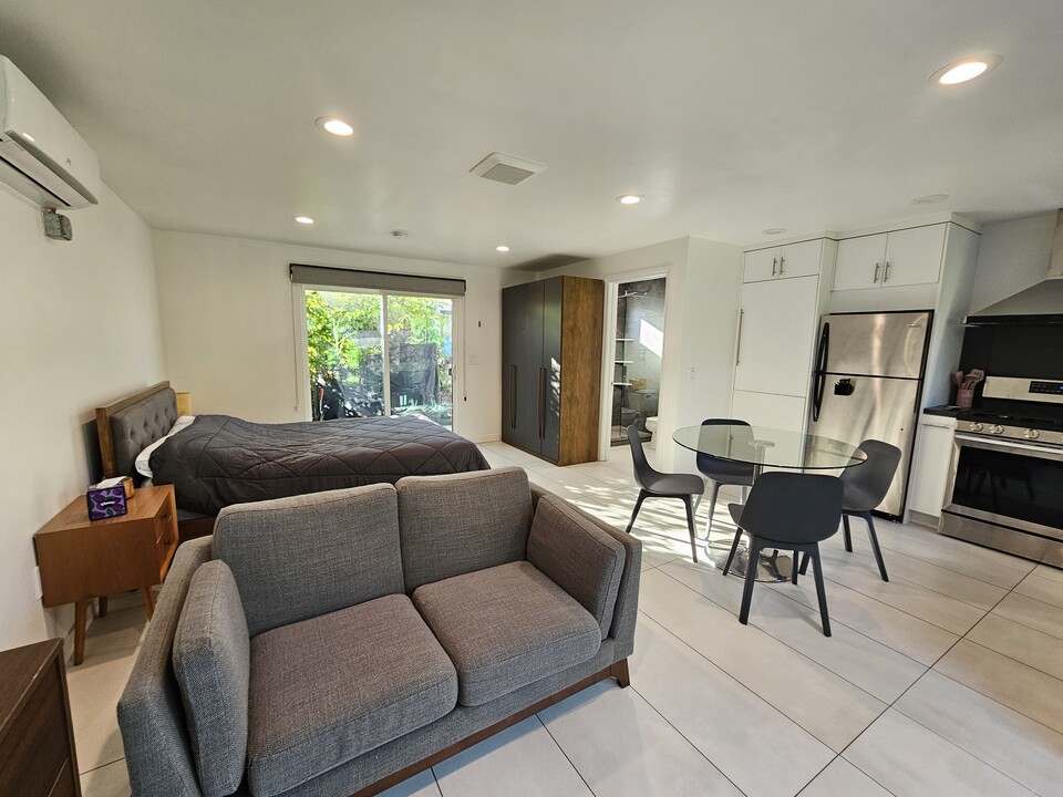 11852 Menlo Ave in Los Angeles, CA - Building Photo