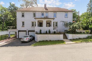 11 Floyd Pl, Unit B in Great Neck, NY - Building Photo