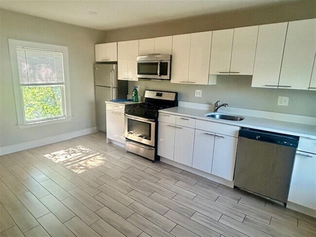 13 Pleasant St, Unit 2 in Cambridge, MA - Building Photo - Building Photo