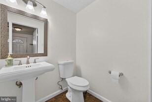 8123 Steeple Chase Ct in Springfield, VA - Building Photo