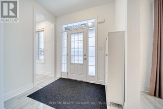 249 Thomas Phillips Dr in Aurora, ON - Building Photo - Building Photo