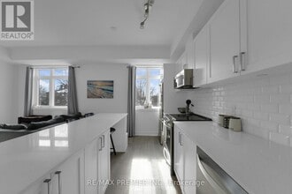 1115 Douglas McCurdy Cmn in Mississauga, ON - Building Photo - Building Photo