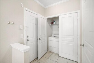 9301 Crescent Loop Cir in Tampa, FL - Building Photo - Building Photo