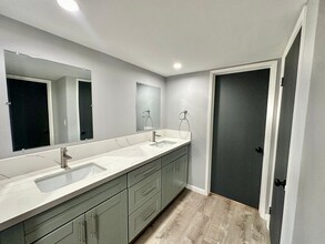 4900 Rosehedge Dr in La Mesa, CA - Foto de edificio - Building Photo