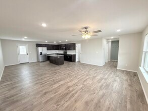 633 S Southgate Dr in Nixa, MO - Foto de edificio - Building Photo