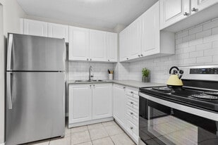 Portsmouth Place Centre in Kingston, ON - Building Photo