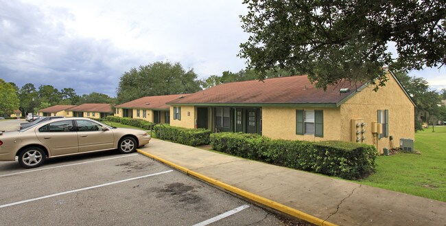 Mission Hills Apartments in Tallahassee, FL - Foto de edificio - Building Photo