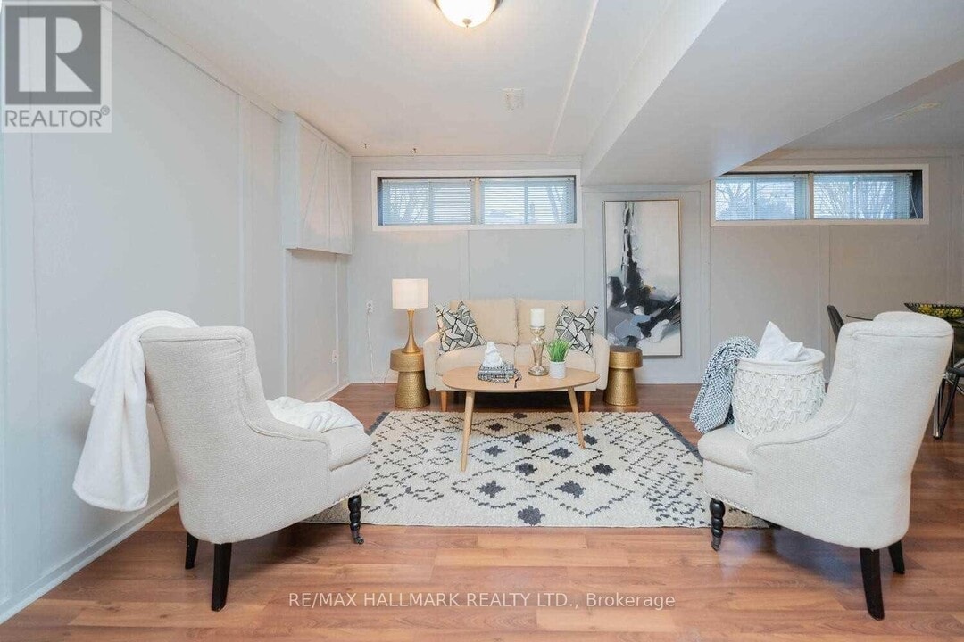 218 Silverbirch Dr in Newmarket, ON - Building Photo