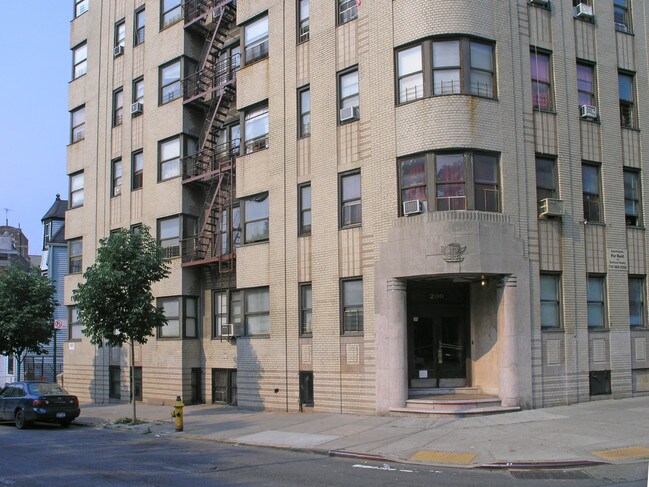 200 E Mosholu Pky S in Bronx, NY - Building Photo - Building Photo