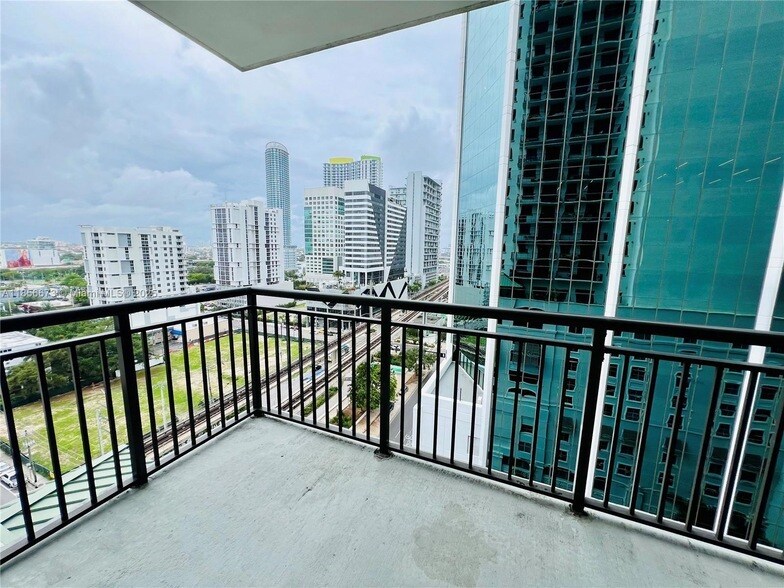 999 SW 1st Ave, Unit 1414 in Miami, FL - Building Photo