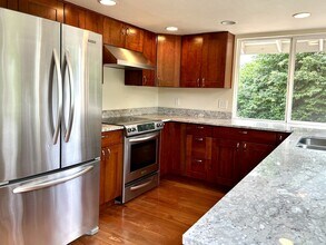 13817 SE 3rd Pl in Bellevue, WA - Building Photo - Building Photo