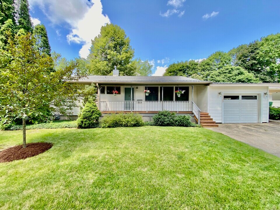 325 Kishwaukee Dr in Sycamore, IL - Building Photo