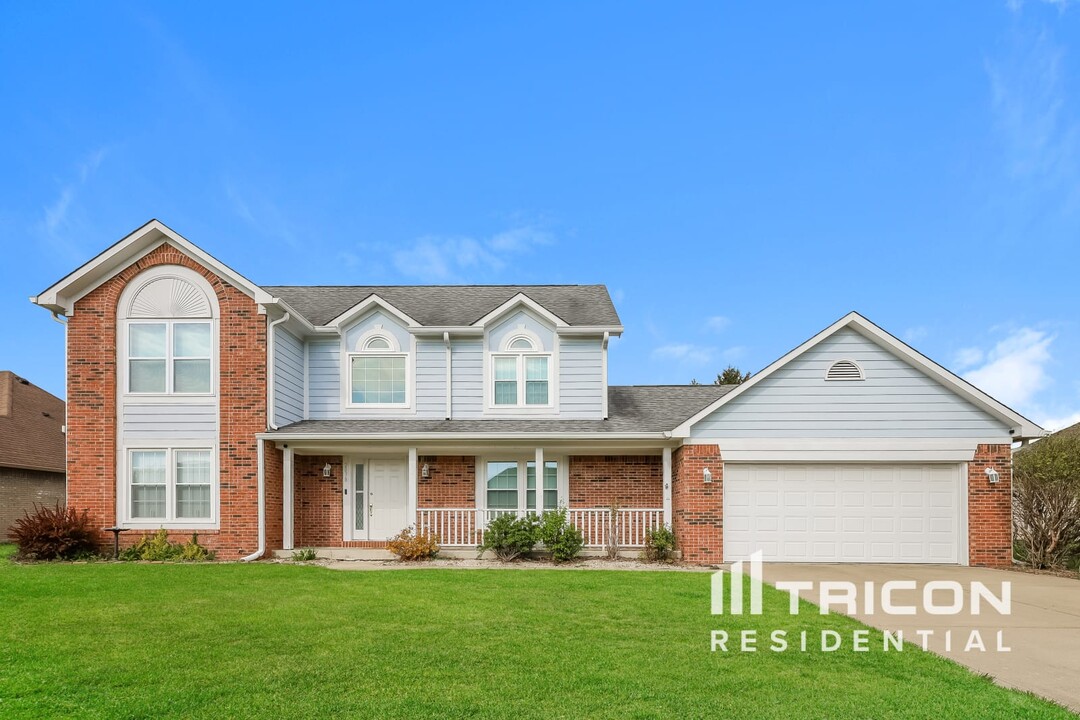 2078 Woodstream Dr in Avon, IN - Building Photo