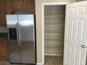 8277 W Wildwood Glen Dr in Las Vegas, NV - Building Photo - Building Photo