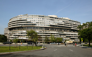 Watergate East Residences in Washington, DC - Foto de edificio - Building Photo