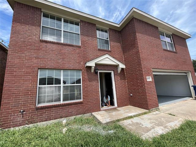 1002 Richmond Dr in Ennis, TX - Foto de edificio