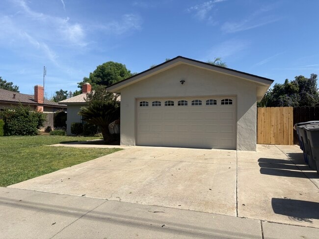 1666 E Sierra Ave in Fresno, CA - Building Photo - Building Photo