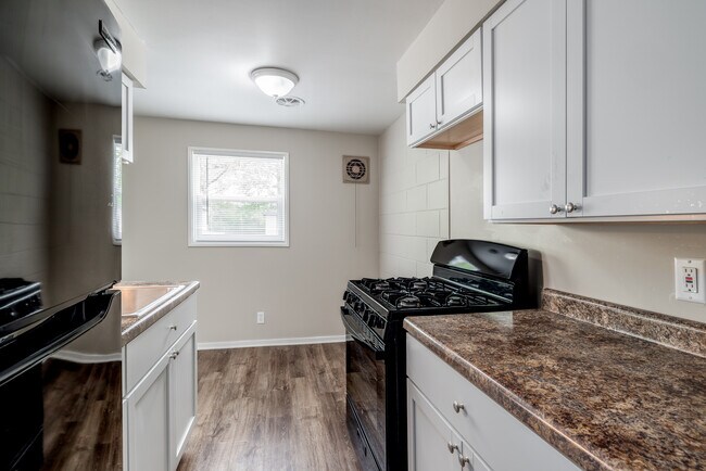 Premier Garden Apartments in Barberton, OH - Foto de edificio - Interior Photo