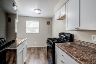 Premier Garden Apartments in Barberton, OH - Foto de edificio - Interior Photo