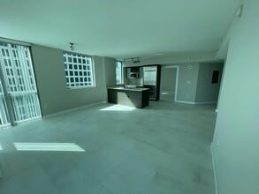 500 Brickell Ave, Unit 1602 in Miami, FL - Building Photo - Building Photo