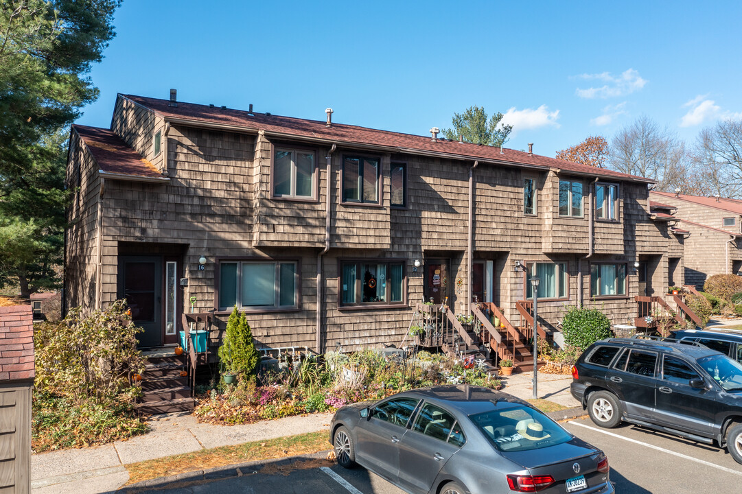 Hillside Village Condominiums in Hamden, CT - Building Photo