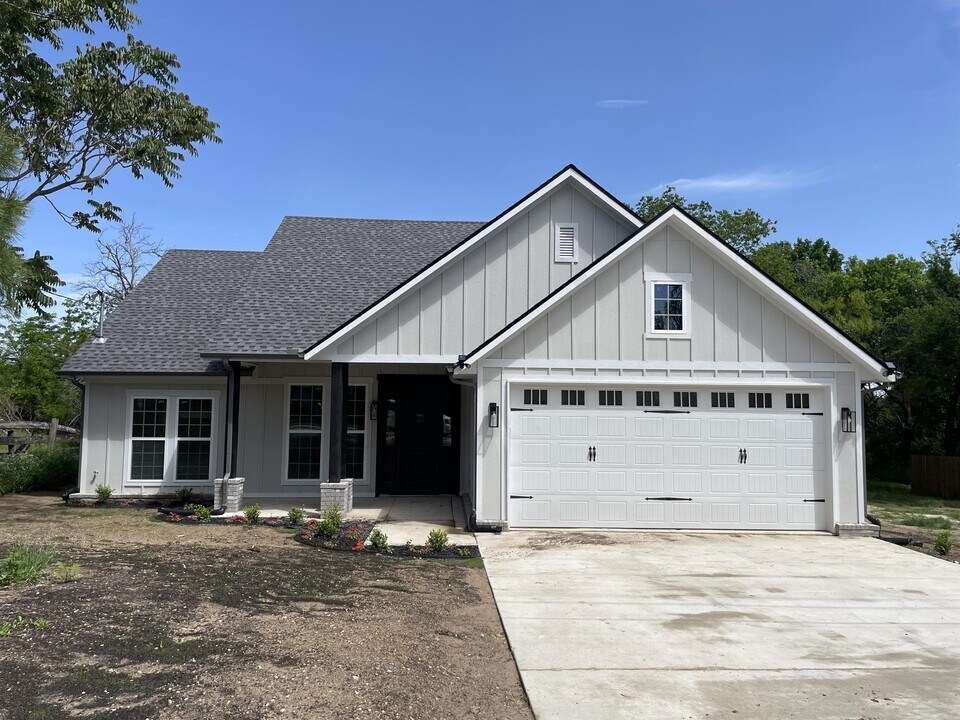 115 E 8th St in Weatherford, TX - Building Photo