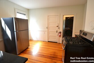 82 Montebello Rd, Unit 1 in Boston, MA - Foto de edificio - Building Photo