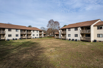 Canal Place in Weatogue, CT - Foto de edificio - Building Photo