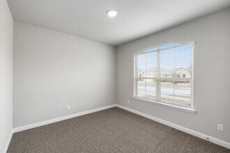 180 Tanager Dr in Rhome, TX - Foto de edificio - Building Photo