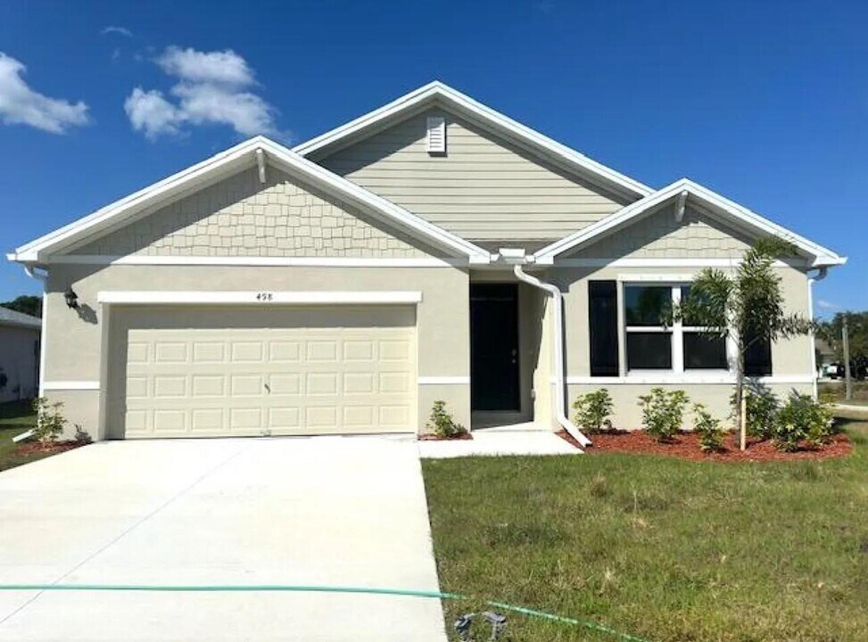 498 Periwinkle Dr in Sebastian, FL - Building Photo