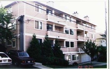 Quincy Apartments in Seattle, WA - Building Photo - Building Photo