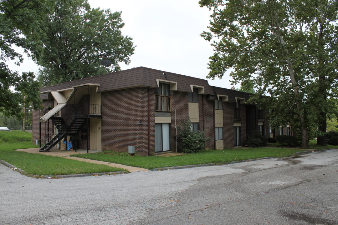 Emerald Crossing West in St. Louis, MO - Building Photo