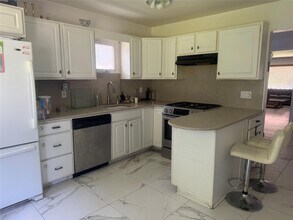 19 Preston Rd in Great Neck, NY - Building Photo - Building Photo