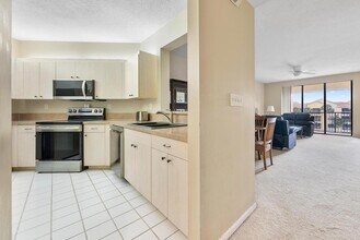 100 Uno Lago Dr, Unit 404 in Juno Beach, FL - Building Photo - Building Photo
