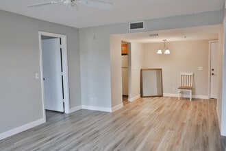 950 S Kanner Hwy in Stuart, FL - Building Photo - Building Photo