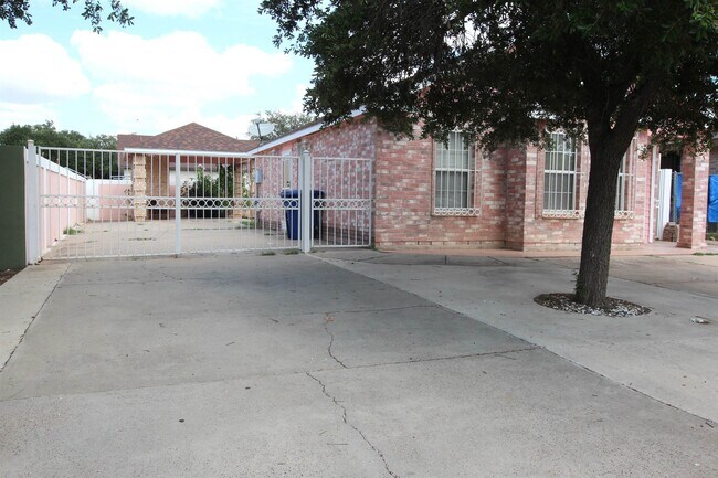 1506 Pintail St in Laredo, TX - Building Photo - Building Photo