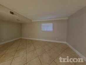 9833 N 47th Dr in Glendale, AZ - Foto de edificio - Building Photo