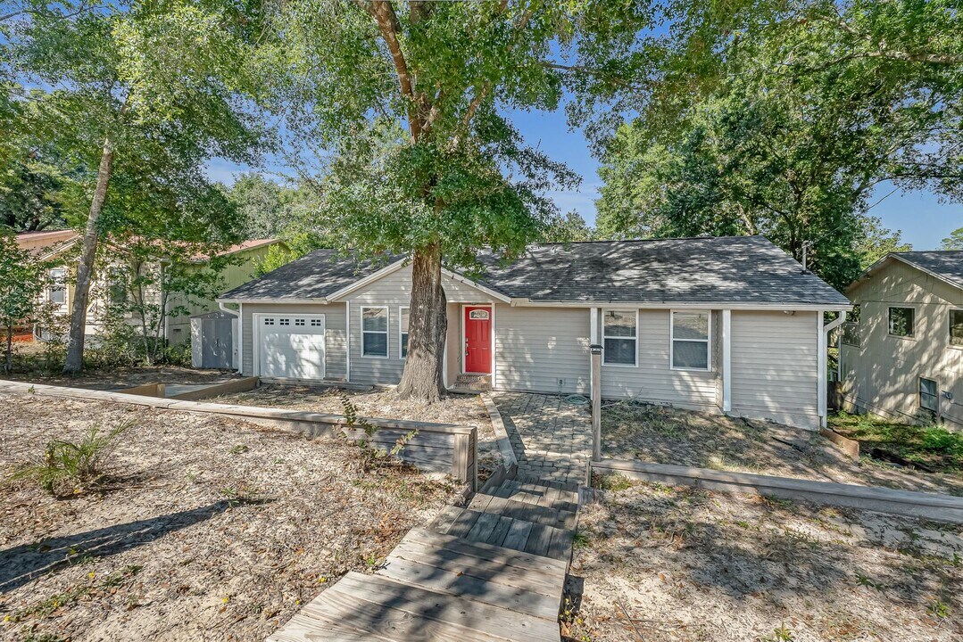 213 Honeysuckle Way in Niceville, FL - Building Photo