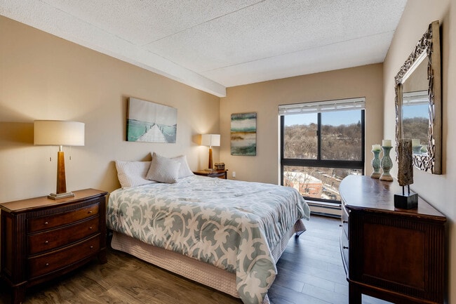 The Wellington Senior Living 55+ in St. Paul, MN - Foto de edificio - Building Photo