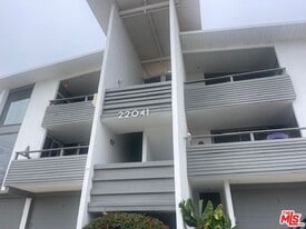 22041 Pacific Coast Hwy in Malibu, CA - Building Photo