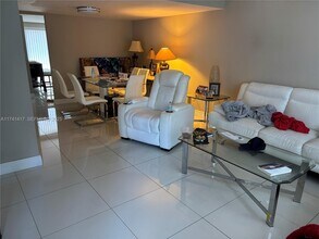 10806 N Kendall Dr in Miami, FL - Building Photo - Building Photo