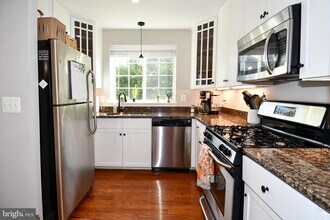 4089 S Four Mile Run Dr in Arlington, VA - Building Photo - Building Photo
