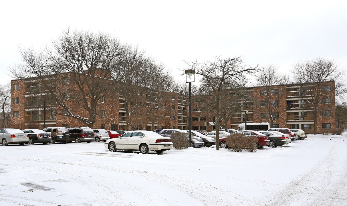 Roseville Seniors in Roseville, MN - Foto de edificio