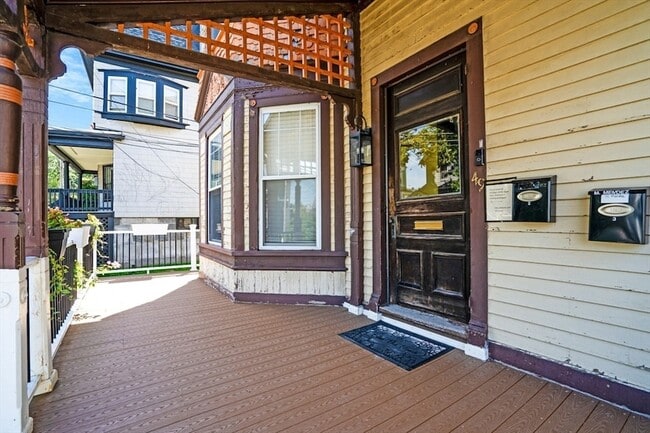 49 Elmore St, Unit 3 in Boston, MA - Foto de edificio - Building Photo