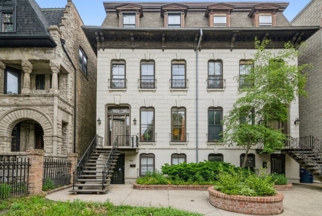 property at 918 W Fullerton Ave