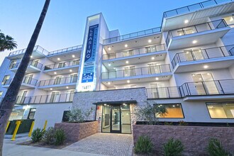 14811 Erwin St in Van Nuys, CA - Foto de edificio - Building Photo