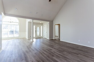 352 Carriage Ln in Powder Springs, GA - Building Photo - Building Photo