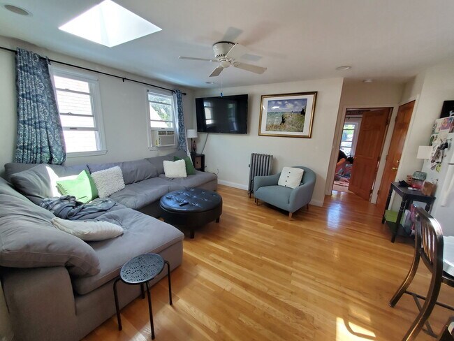 24 Burnham St in Somerville, MA - Building Photo - Building Photo